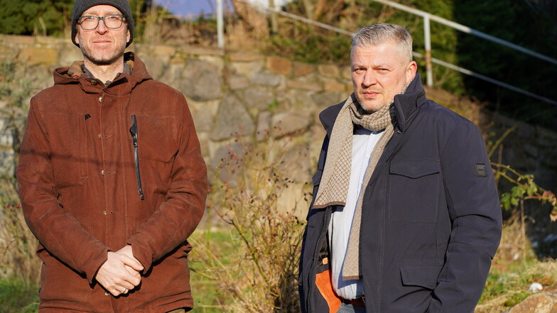 Sirko Müller (r.) und Thomas Feldt aus Taubenheim sind über die Ungerechtigkeit in der Gemeinde Klipphausen verärgert.