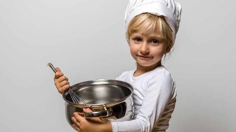 Saskia aus Graupa versteckt sich hinter dem achten Türchen. Die Vierjährige ist dafür in die Rolle einer Köchin geschlüpft.
