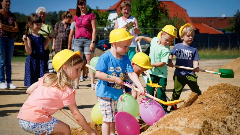 Hauptakteure beim ersten Spatenstich für die neue Kita in Steina waren einige der Mädchen und Jungen selbst. Sie gingen mit Eifer an ihre Aufgabe.