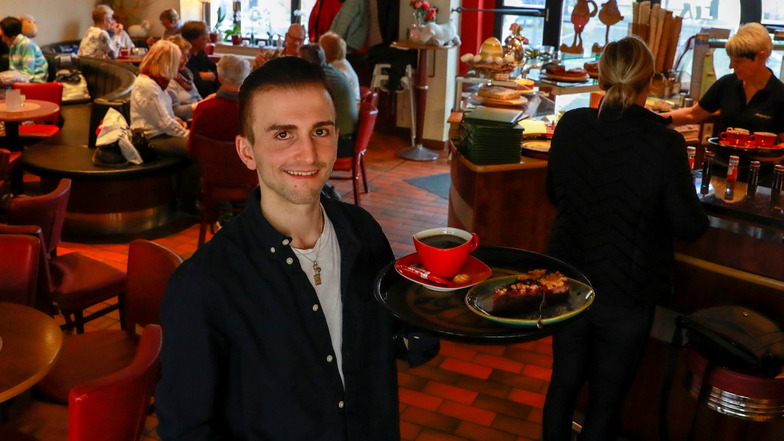 Philipp Franz bedient nicht mehr nur die Gäste der Mocca-Bar, sondern leitet die Gastronomie jetzt auch. Dadurch wird er mehr Zeit auf Arbeit verbringen. Eine, die ihn erfüllt.