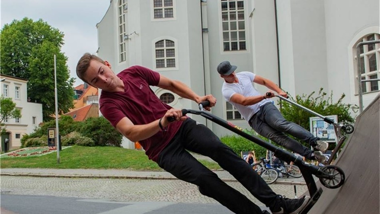 Es geht sogar sychron:   Johannes Rosenthal (16, links) und Sebastian Lehret (17 )  skaten mit Rollern auf der Scaterbahn. Beide trainierren seit  anderthalb Jahren und sind schon sehr gut.