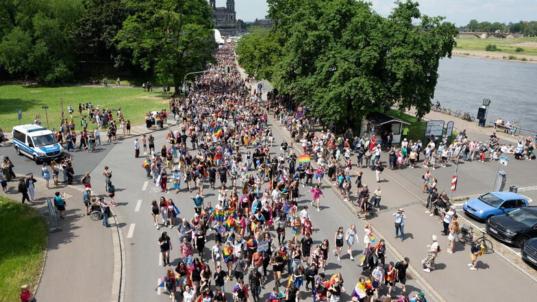Zahlreiche Teilnehmer zogen zum Christopher-Street-Day am Samstag durch Dresdens Innenstadt.