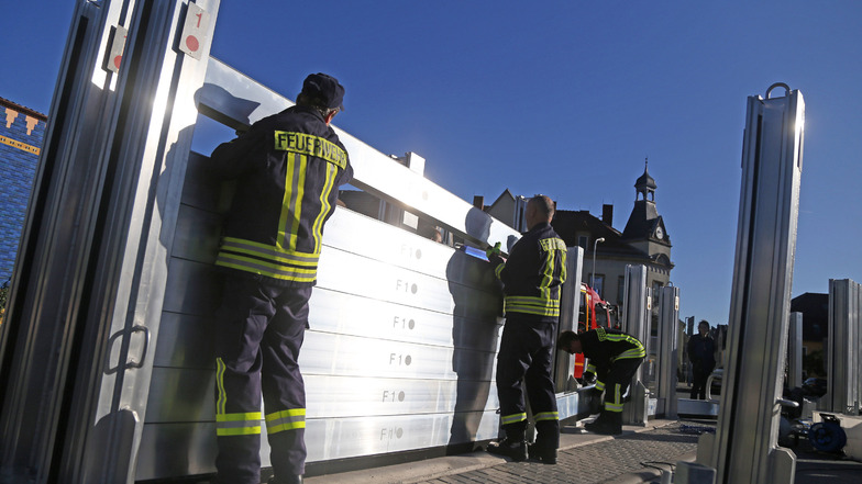 Wenn die nächste Flut kommt, müssen Feuerwehrleute am Riesaer Hafen transportable Wände errichten. Im Bild eine Übung vom Oktober 2019.