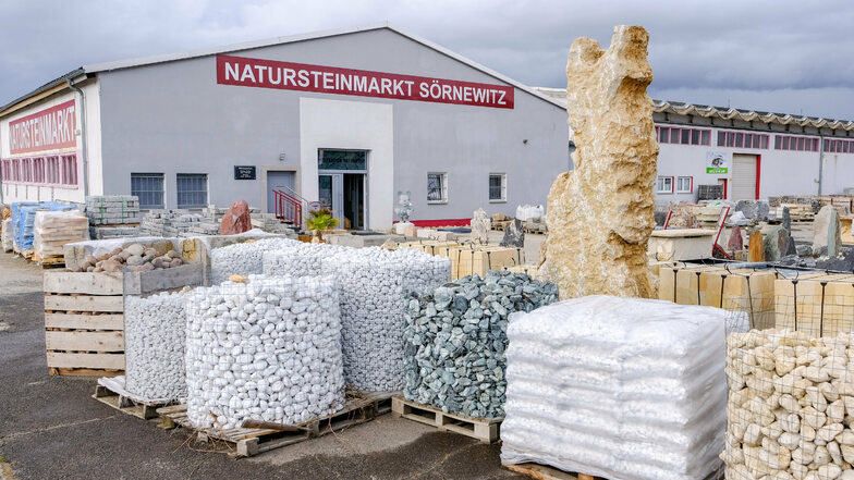 Der Natursteinmarkt im Coswiger Ortsteil Sörnewitz bietet eine große Palette an Steinen an. Acht Mitarbeiter bearbeiten diese nach Kundenwünschen.