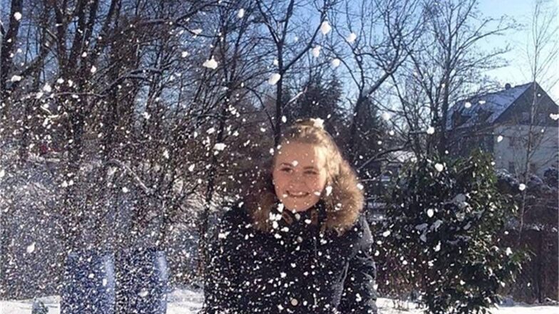Endlich Schnee! Conny Ney fotografierte ihre Tochter Lea im Flockenwirbel im Lohmener Garten der Familie.