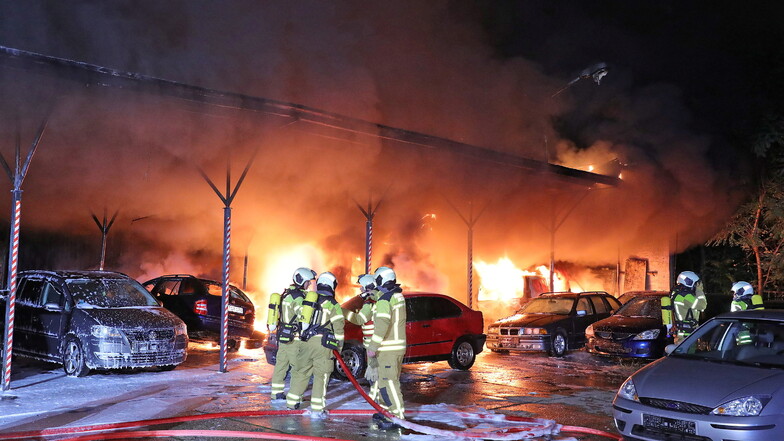 Am Sonntagabend brannte es in einem Autohandel auf  der Dölzschener Straße in Dresden.