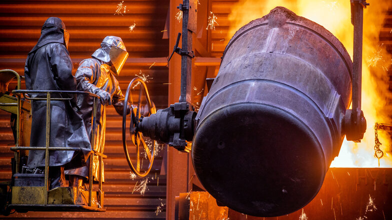 Arbeiter gießen flüssiges Eisen mit einer Temperatur von 1.400 Grad in der Eisengießerei Torgelow in vorbereitete Formen. Nun geschah in dem Werk ein tragischer Unfall.