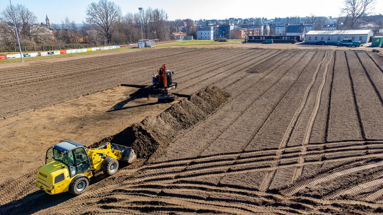 Das Fußballfeld im Stadion Wiesenstraße sieht jetzt aus wie ein Feld. Im Zuge des Baus der Tartanbahn wird auch gleichzeitig der Fußballplatz begradigt.