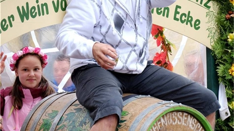 Die Weinbaugemeinschaft Cossebaude Merbitz ritt zum Umzug auf dem Fass.