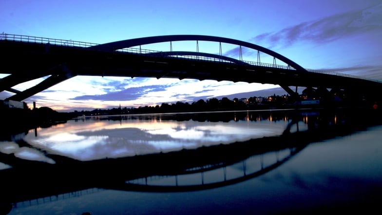 Die Waldschlößchenbrücke in Dresden in der blauen Stunde. Auf 636 Metern Länge überspannt sie die Elbe und benachbarten Wiesen. Seit mehr als elf Jahren rollt der Verkehr darüber.