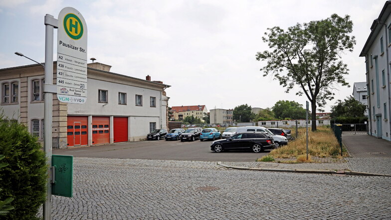 Hinter dem Feuerwehrgebäude links soll der neue Markt entstehen. Der Edeka-Investor bot an, entlang der Pausitzer Straße zwei neue Bushäuschen für Schüler zu finanzieren.