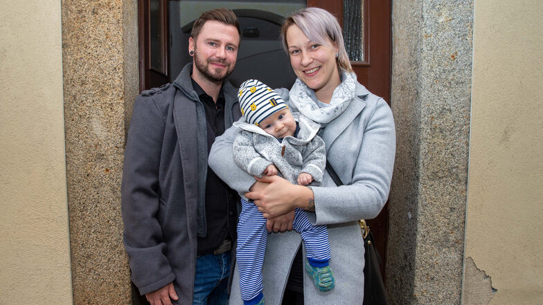 Baby John mit Mama Jana Brandt und Papa Marcel Krons.