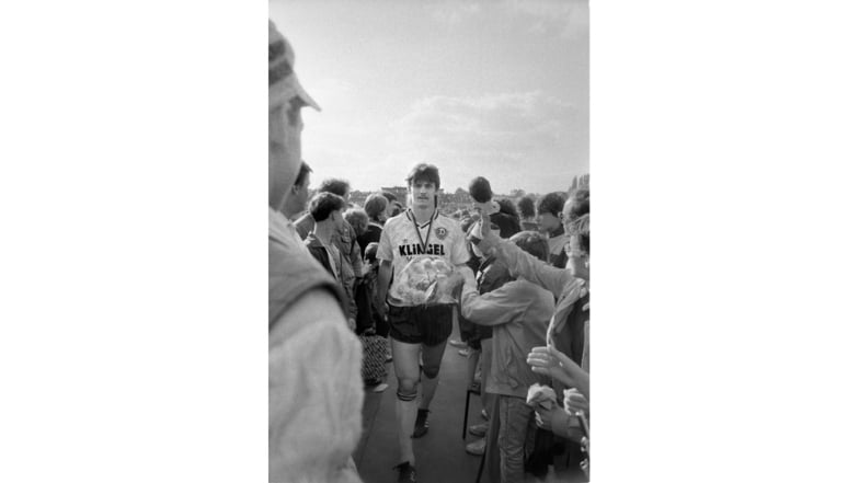 Meisterfeier 1990 in Dresden: Andreas Wagenhaus durchläuft das Fan-Spalier, gewinnt in jenem Jahr mit Dynamo Dresden auch den Pokal. Jetzt kommt er nach Schönfeld.