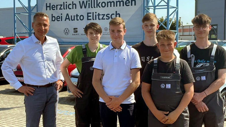 Ken Michling (v. l.), Betriebs- und Serviceleiter, konnte am Elitzsch-Standort Hoyerswerda Justin Lau, Ben Grubert, Nico Katholing, Jan Krüger und Justin Steglich begrüßen.