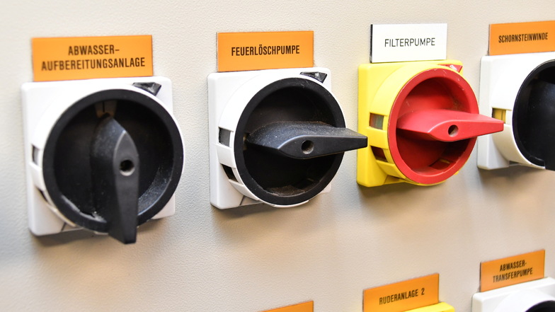 Im Maschinenraum der "Dresden". Von hier werden die einzelnen Systeme an- und ausgeschaltet, wie zum Beispiel die Feuerlöschpumpe.