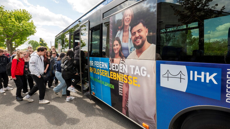 Der neue Kampagnenbus der IHK wurde von Schülern des Berufsschulzentrums Großenhain mit viel Freude eingeweiht.
