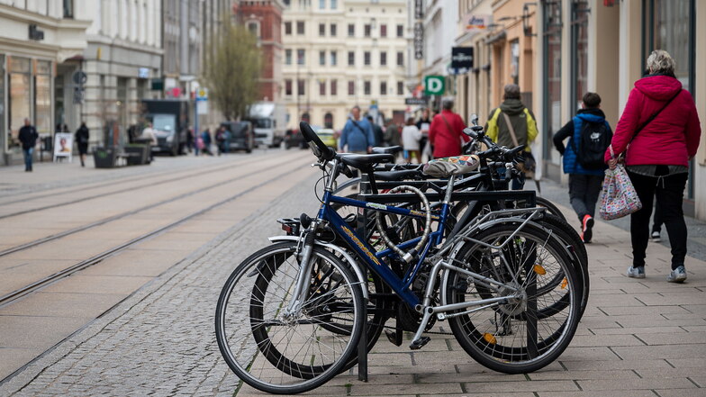 Angeschlossene Fahrräder stehen an einem Fahrradständer  auf der Berliner Straße in Görlitz.