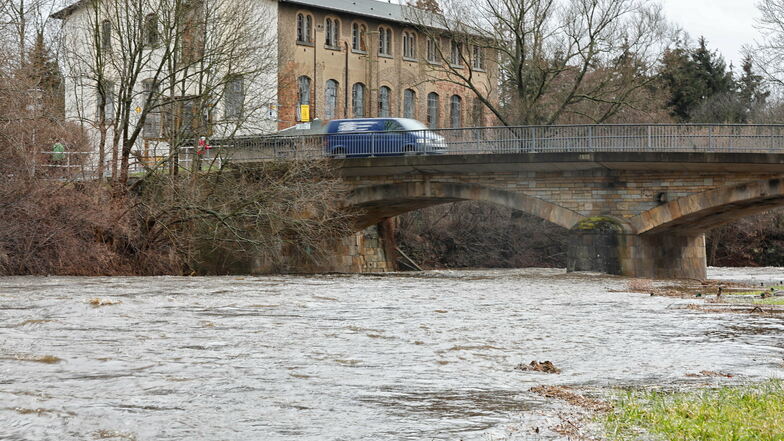 Die Mandau führt wie hier an der Brücke in Mittelherwigsdorf viel Wasser mit sich. Grund sind Tauwetter und Regen.