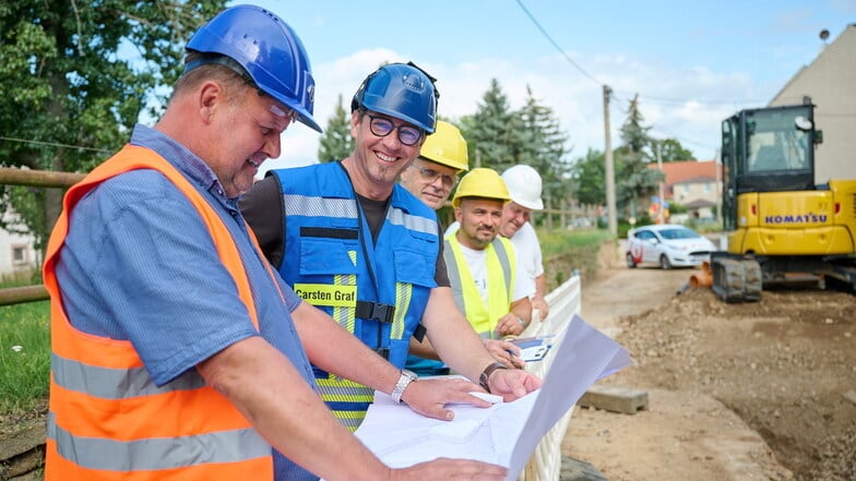 Jeden Mittwoch ein ähnliches Bild in Gorschmitz. Zur Baustellenberatung besprechen Vertreter der Auftraggeber und der beteiligten Baubetriebe, was in den nächsten Tagen ansteht.