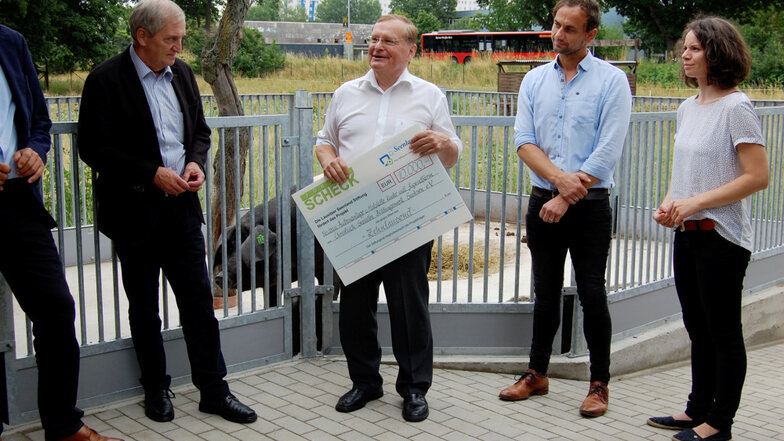 Stiftungsrat Thomas Delling (2.v.l.) übergab kürzlich den Spendenscheck an den CSB-Geschäftsführer Peter Neunert (l.).
