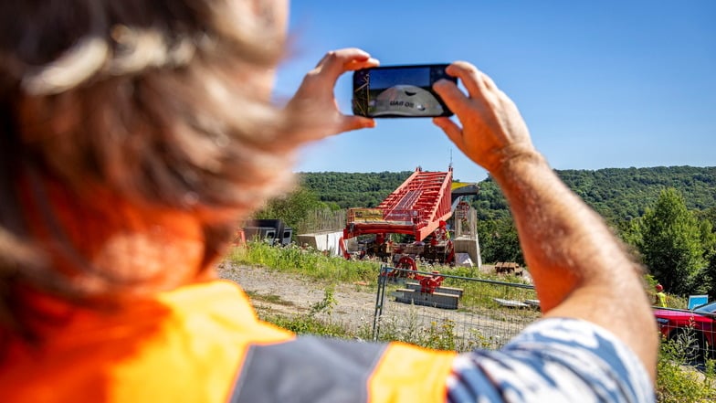 Die noch im Bau befindliche, dreispurige Gottleubatalbrücke bei Pirna soll einmal einer Belastung standhalten, die etwa 2.300 VW Golf beziehungsweise 90 vollbeladenen Drei-Achser-Lkw entspricht, wenn diese zeitgleich über die 916 Meter lange Konstruktion 