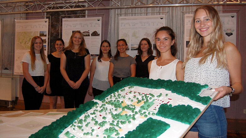 Die acht Stadt- und Raumplanungsstudentinnen aus Kaiserslautern haben neben Konzept und Präsentation auch ein Modell der Gartenstadt angefertigt.