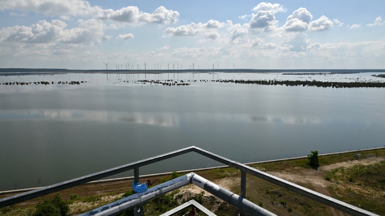 Nachdem im Februar die geschlossene Wasserdecke des Cottbuser Ostsees erreicht werden konnte, besteht seit dem 13. Mai 2024 ein Flutungsstopp über die Sommermonate. Der Wasserstand des Ostsees im Mai betrug 61,3 m NHN. Zum Ziel von 62,5 m NHN fehlen somit