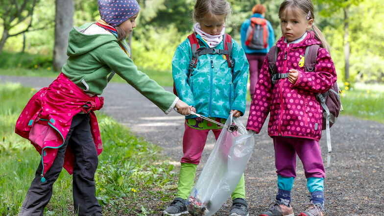 Für einen sauberen Naturpark: Kinder haben voriges Jahr beim Wandern mit ihren Familien Müll eingesammelt, der ihnen unterwegs begegnet ist.