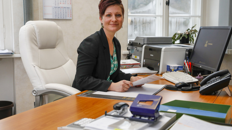 Kati Wenzel ist Jonsdorfs neue Bürgermeisterin. Am Montag hat sich die 37-Jährige zum ersten Mal an den Schreibtisch ihres Vorgängers gesetzt.
