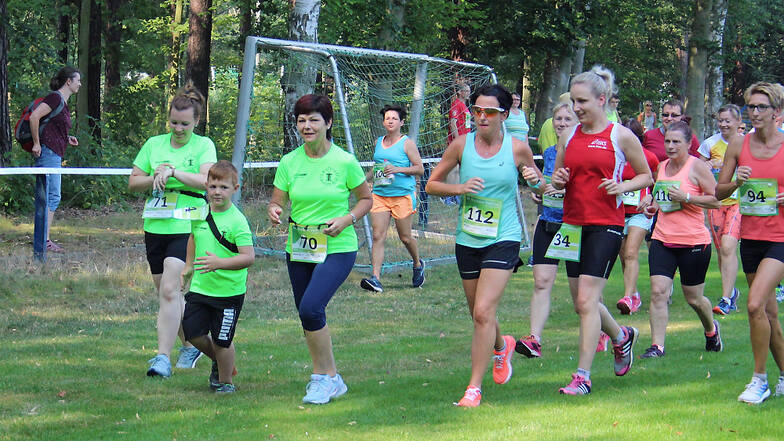 Nicole, Leandro und Petra Löschner (in Grün/v.l.n.r.) vom Lauftreff Lausitz hatten schon beim Start des 5-km-Branitzer Parklaufes ihr Rennen im Griff.