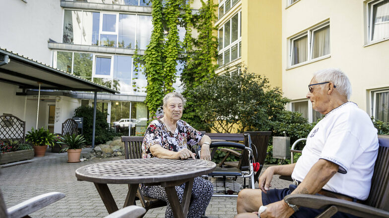 Rainer Wolf besucht seine Bekannte Brigitte Fietze. Sie lebt im Alten- und Pflegeheim des DRK in Görlitz-Königshufen.
