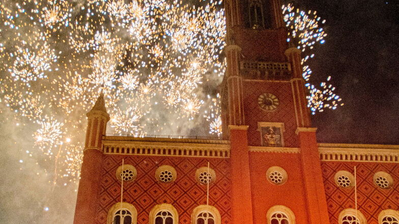 Zur Silvesterparty 2024, mit der Kamenz ins Jubiläumsjahr startet, wird es ein besonderes Feuerwerk hinter dem Kamenzer Rathaus geben - so wie zum Countdown-Start im Oktober 2022.