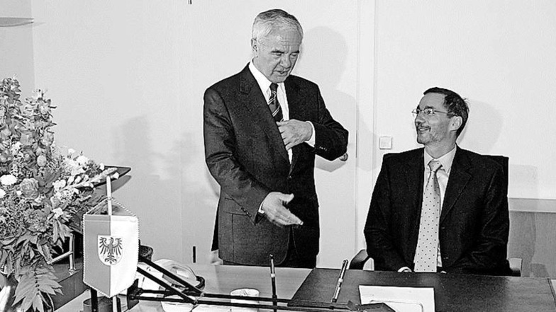 2002 trat Platzeck sein Amt als Ministerpräsident an. Sein Vorgängers Manfred Stolpe zeigt ihm seinen neuen Dienstschreibtisch.