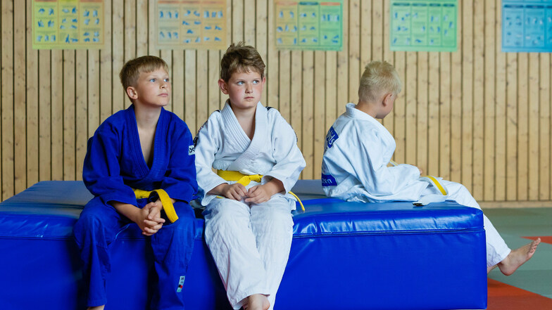 Erwartungsvoll skeptisch: Junge Judoka aus Bautzen warten auf ihren Trainingseinsatz. Sie üben erst seit diesem Monat wieder in der Turnhalle Niedergurig.