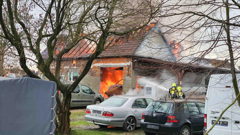Dieses Gebäude, in dem die Werkstatt sich befand, brannte am Sonntagnachmittag im Rothenburger Ortsteil Bremenhain komplett nieder.