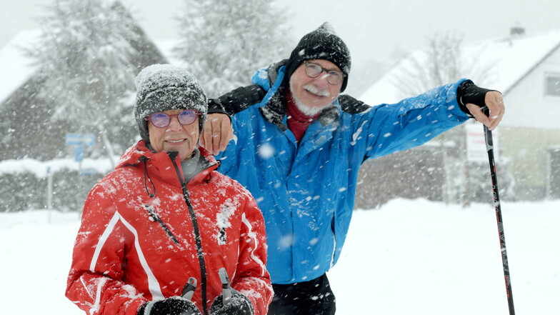 Im dichten Schneetreiben sind Regina und Wolfgang Schmidt aus Lawalde mit den Langlaufski unterwegs.