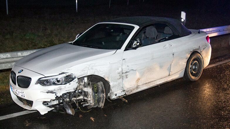 Mit diesem gestohlenen weißem BMW war der vermeintliche Autodieb in die Leitplanke gekracht.