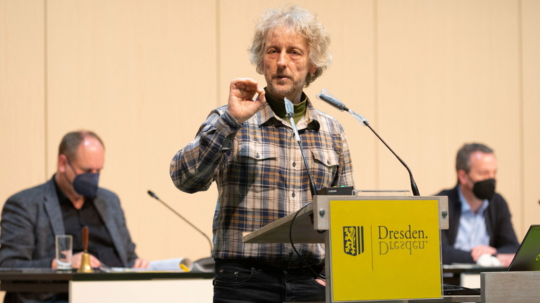 Grünen-Stadtrat Torsten Schulze sagt, an der Firmenzentrale der Sachsen-Energie wurde der Vogelschutz "vergessen".