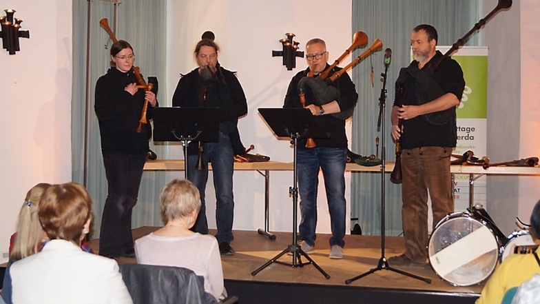 Sie gehören zum Ersten Lausitzer Bockorchester.