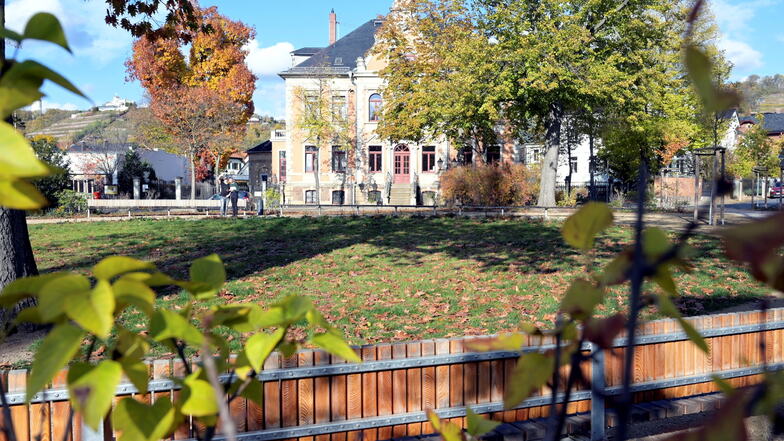 An der Nordseite des Platzes steht das Gebäude mit der Kreismusikschule. Doch eine direkte Wegeverbindung zum Park fehlt.