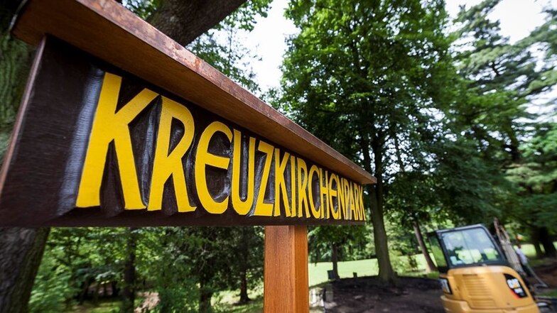 Parallel erneuert die Firma Garten- und Landschaftsbau Bohr aus Weißenberg derzeit mehrere Wege im Park.