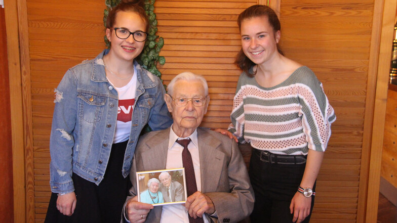 Siegfried Matthäus feierte seinen 100. Geburtstag unter anderem mit seinen Urenkelinnen Hanna (l.) und Ellen.