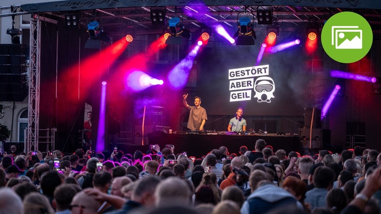 Als das DJ-Duo "Gestört aber geil" zum Abschluss des Pulsnitzer Stadtfestes am Sonntagabend auftrat, drängten sich rund 2.000 Zuschauer auf dem Marktplatz.