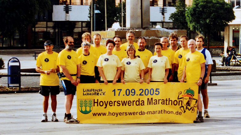 Der damals 26 Mitglieder zählenden Lauftreff Lausitz nahm sich ein Jahr Zeit, um den 1. Hoyerswerda-Marathon zu organisieren. Dieser Wettkampf war 2005 ein besonderer Veranstaltungshöhepunkt mit dem 50-Jahre-Hoyerswerda-Neustadt-Jubiläum.