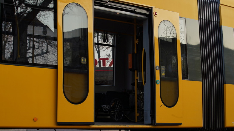 Ein Mann hat sich in einer Dresdner Straßenbahn entblößt.