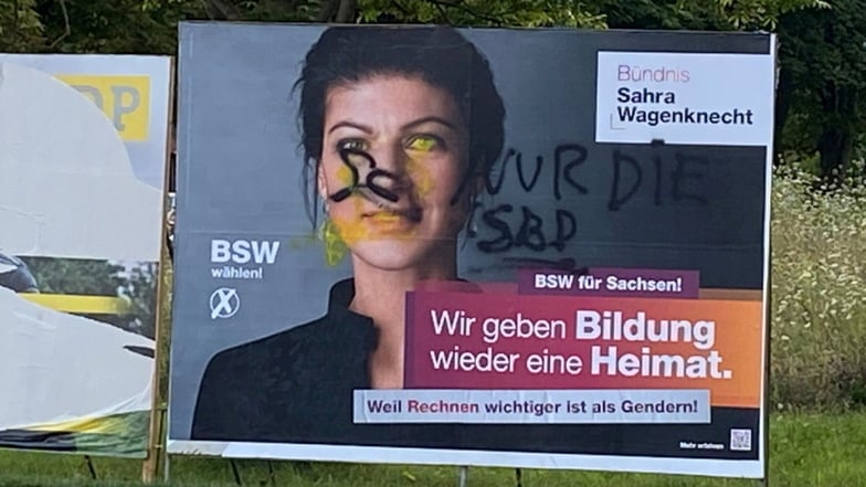 Unbekannte haben dieses Großflächenplakat des BSW in Bischofswerda beschmiert. Links daneben steht ein beschädigtes Plakat der FDP.