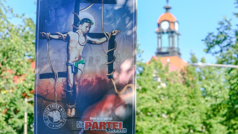 Das Plakat hing bis Freitagnachmittag an der Schlossallee in Moritzburg. Die Generalstaatsanwaltschaft Dresden hat eine Vorprüfung veranlasst. Es geht um die Verwendung verfassungsfeindlicher Symbole und die Verletzung von Persönlichkeitsrechten.