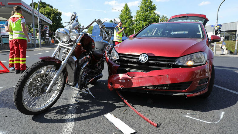 Beim Zusammenstoß mit einem VW Golf wurde der Fahrer einer Suzuki verletzt.