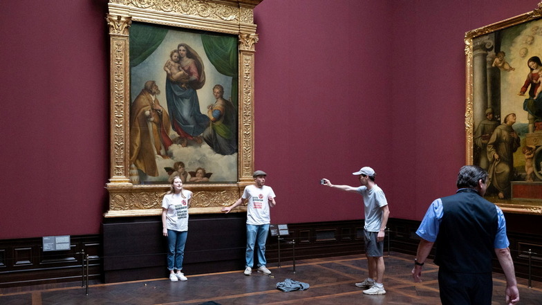 Zwei Mitlieder der Gruppe "Letzte Generation" klebten sich im Sommer an den Rahmen der "Sixtinischen Madonna" in Dresden. Die umstrittenen Aktionen haben unter Museen und Versicherern eine Debatte ausgelöst.