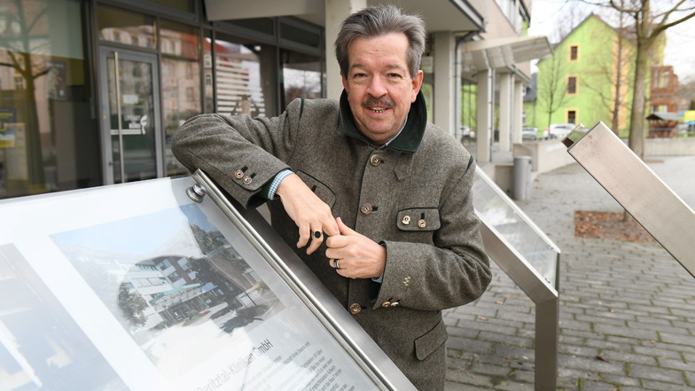 Stephan Trutschler vor dem Gründerzentrum Freital. Die Infotafel über Freital wurde vom Lionsclub gesponsert.